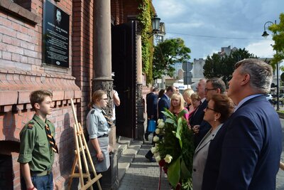 Finał projektu szkoleń dla nauczycieli. Złożenie kwiatów pod tablicą upamiętniającą Mariana Rejewskiego, wybitnego kryptologa, który złamał szyfr „Enigmy” – Bydgoszcz, 20 września 2017. Fot. IPN