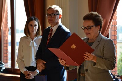 Finał projektu szkoleń dla nauczycieli. Minister Edukacji Narodowej Anna Zalewska i Prezes Instytutu Pamięci Narodowej dr Jarosław Szarek wręczają certyfikaty ukończenia szkolenia. Fot. IPN pt. „Polski wiek XX – losy państwa i narodu” – Bydgoszcz, 20 września 2017. Fot. IPN