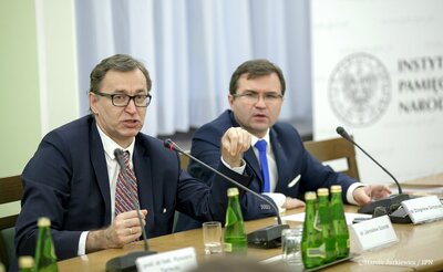 Dyskusja tematyczna towarzysząca wystawie "Dla Ciebie Polsko. W stulecie czynu legionowego" w Sejmie – 8 listopada 2017. Po lewej prezes IPN Jarosław Szarek. Fot. Marcin Jurkiewicz /IPN