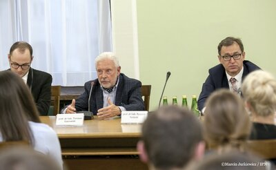 Dyskusja tematyczna towarzysząca wystawie "Dla Ciebie Polsko. W stulecie czynu legionowego" w Sejmie – 8 listopada 2017. W środku prof. Tomasz Gąsowski. Fot. Marcin Jurkiewicz /IPN