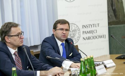 Dyskusja tematyczna towarzysząca wystawie "Dla Ciebie Polsko. W stulecie czynu legionowego" w Sejmie – 8 listopada 2017. Po prawej dr Zbigniew Girzyński. Fot. Marcin Jurkiewicz /IPN