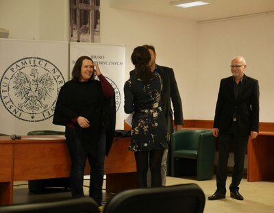 Wręczenie dyplomów. Od lewej: Aleksandra Kaiper-Miszułowicz, Adam Hlebowicz i Marta Mroczkowska oraz Tomasz Morawski