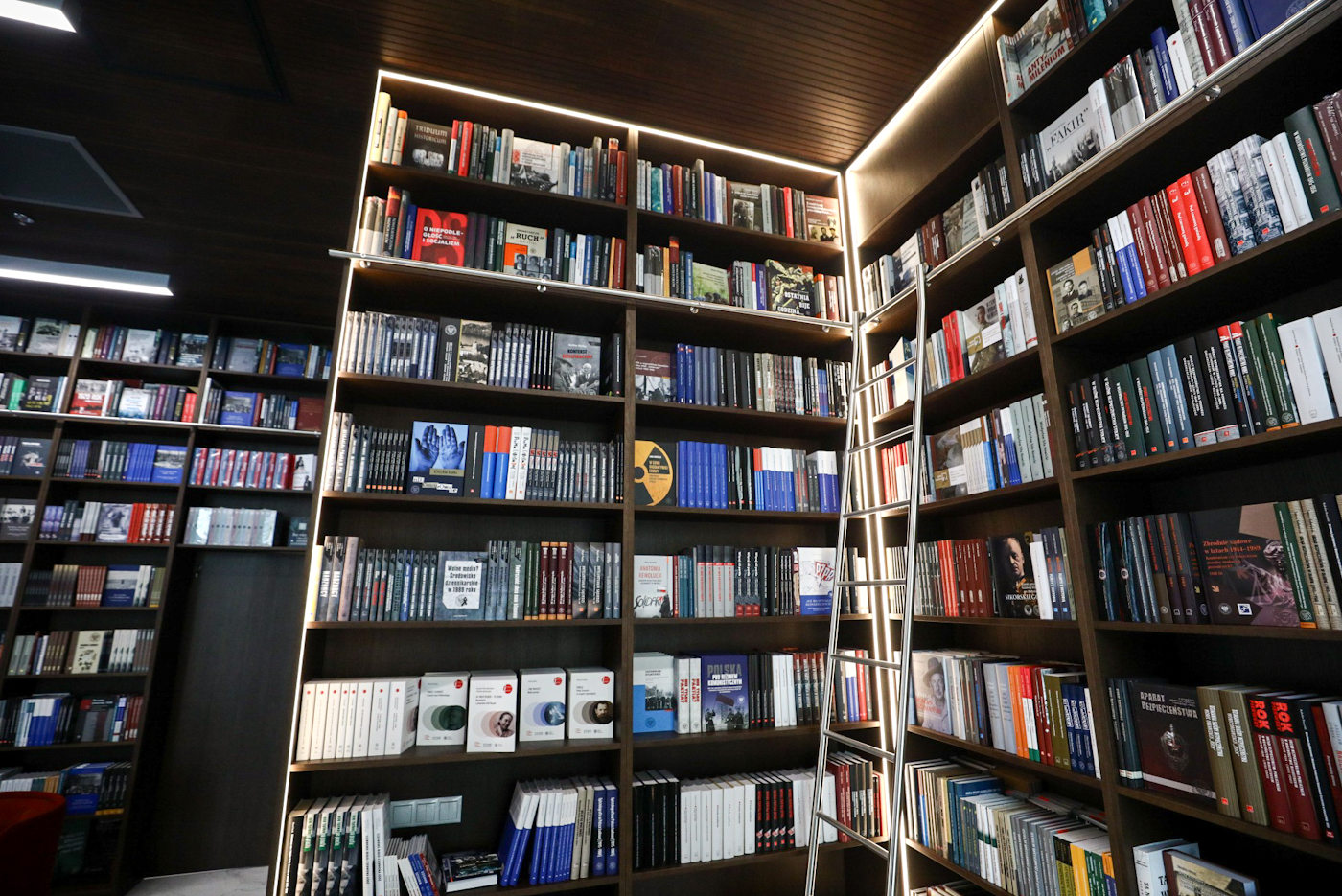 Księgarnia IPN w Centralnym Przystanku Historia IPN im. Prezydenta L. Kaczyńskiego, fot. Sławek Kasper (IPN) Księgarnia IPN w Centralnym Przystanku Historia IPN im. Prezydenta L. Kaczyńskiego, fot. Sławek Kasper (IPN)