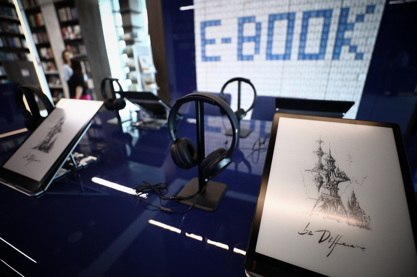 Księgarnia IPN w Centralnym Przystanku Historia IPN im. Prezydenta L. Kaczyńskiego, fot. Sławek Kasper (IPN) Księgarnia IPN w Centralnym Przystanku Historia IPN im. Prezydenta L. Kaczyńskiego, fot. Sławek Kasper (IPN)