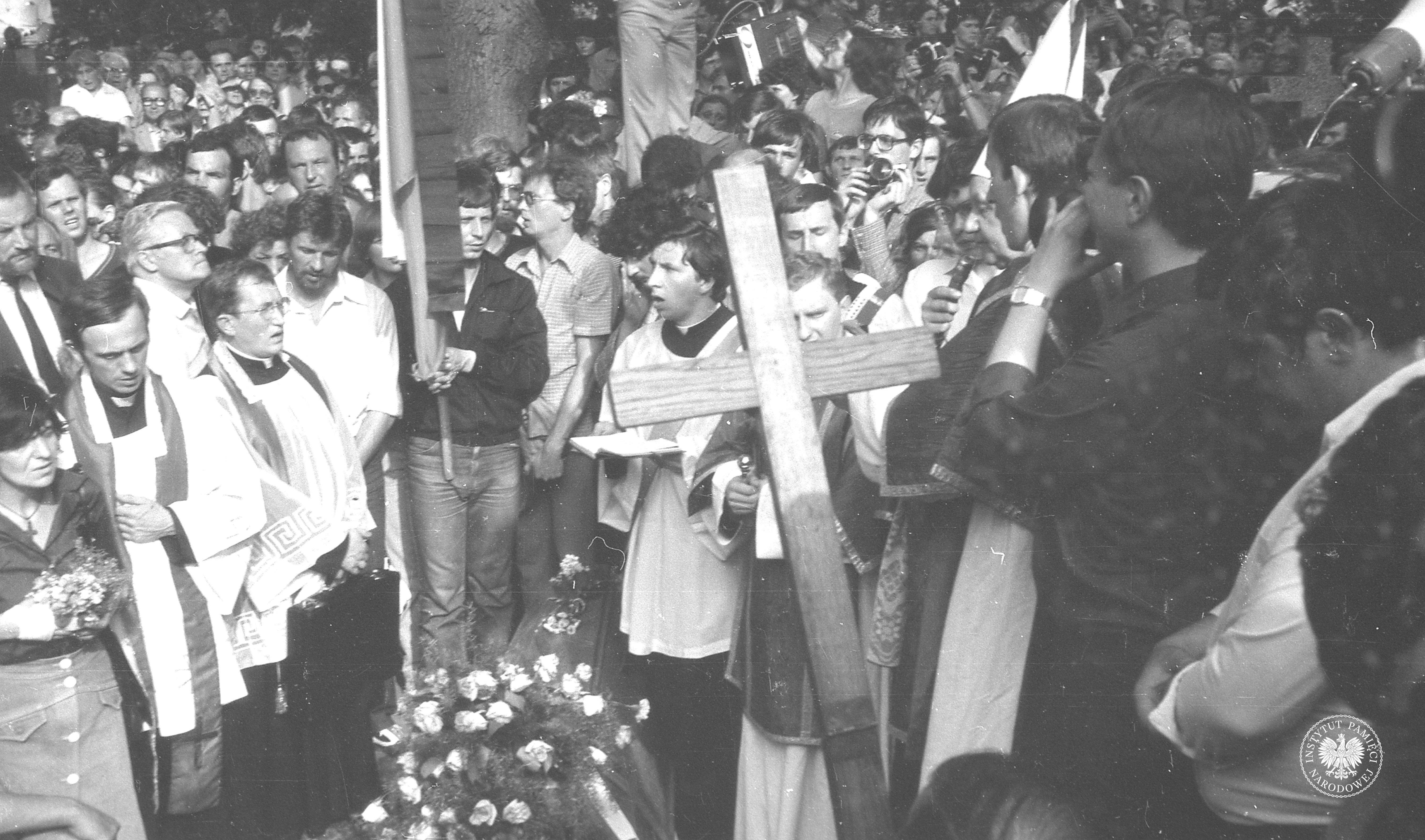 Warszawa, pogrzeb Grzegorza Przemyka w Warszawie. Tłum żałobników koło grobu. Po lewej stronie widoczni; Barbara Sadowska, ks. Jerzy Popiełuszko, Leopold Przemyk (ojciec Grzegorza stoi za ks. Popiełuszko), ks. Józef Maj. Po prawej stronie (przemawia) bp. Władysław Miziołek (1983-05-19); fot. Jerzy Lech Szóstko, Edward Kucharski, zdjęcie z zasobu Archiwum IPN Warszawa, pogrzeb Grzegorza Przemyka w Warszawie. Tłum żałobników koło grobu. Po lewej stronie widoczni; Barbara Sadowska, ks. Jerzy Popiełuszko, Leopold Przemyk (ojciec Grzegorza stoi za ks. Popiełuszko), ks. Józef Maj. Po prawej stronie (przemawia) bp. Władysław Miziołek (1983-05-19); fot. Jerzy Lech Szóstko, Edward Kucharski, zdjęcie z zasobu Archiwum IPN