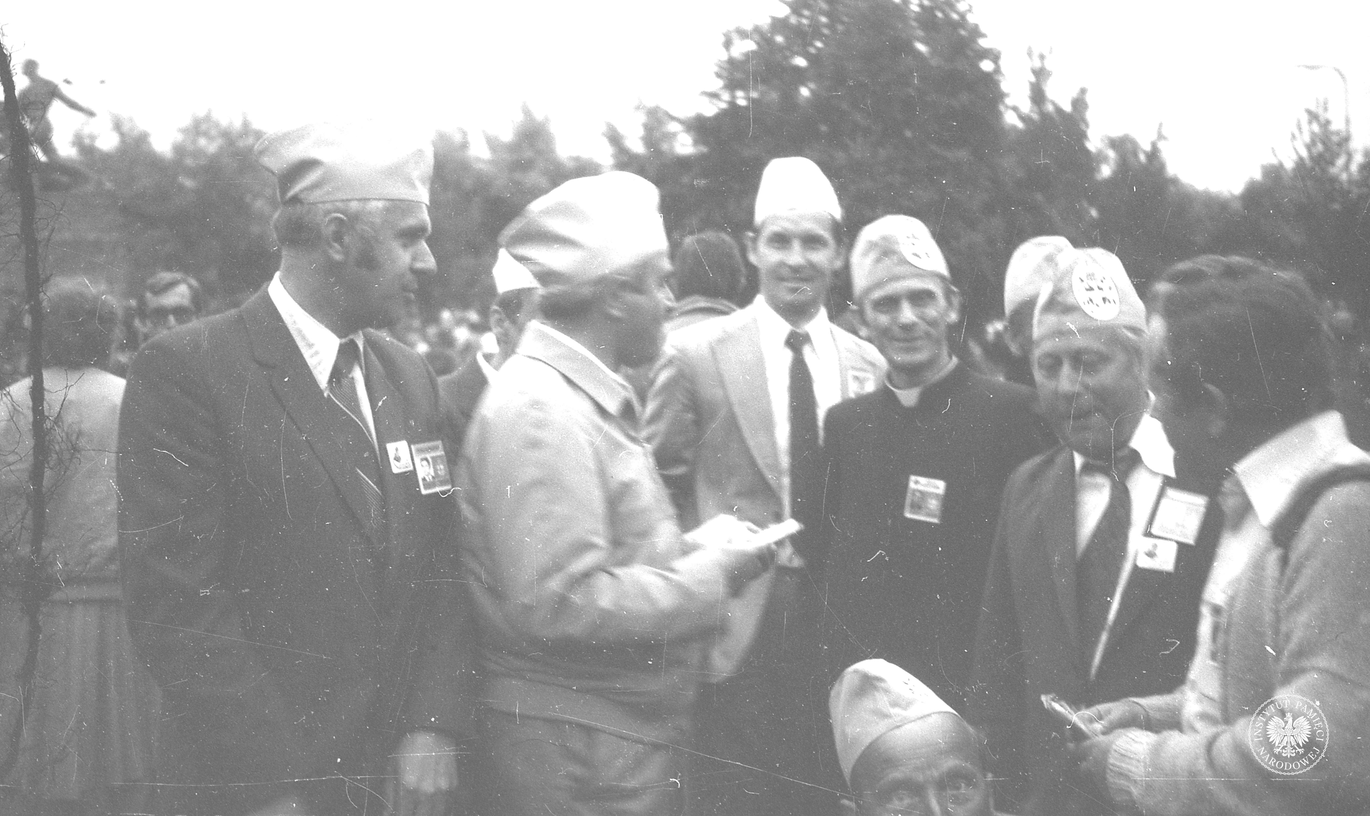Ksiądz Jerzy Popiełuszko. Stadion Dziesięciolecia i jego okolice. Druga Pielgrzymka Jana Pawła II do Polski, fot. Szóstko Jerzy Lech, Kucharski Edward, z zasobu AIPN. Ksiądz Jerzy Popiełuszko. Stadion Dziesięciolecia i jego okolice. Druga Pielgrzymka Jana Pawła II do Polski, fot. Szóstko Jerzy Lech, Kucharski Edward, z zasobu AIPN.