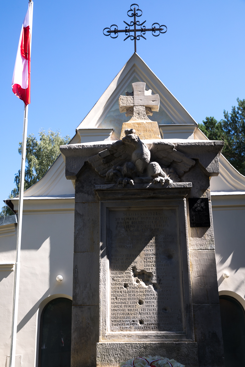 Obelisk na cmentarzu wojennym w Ossowie