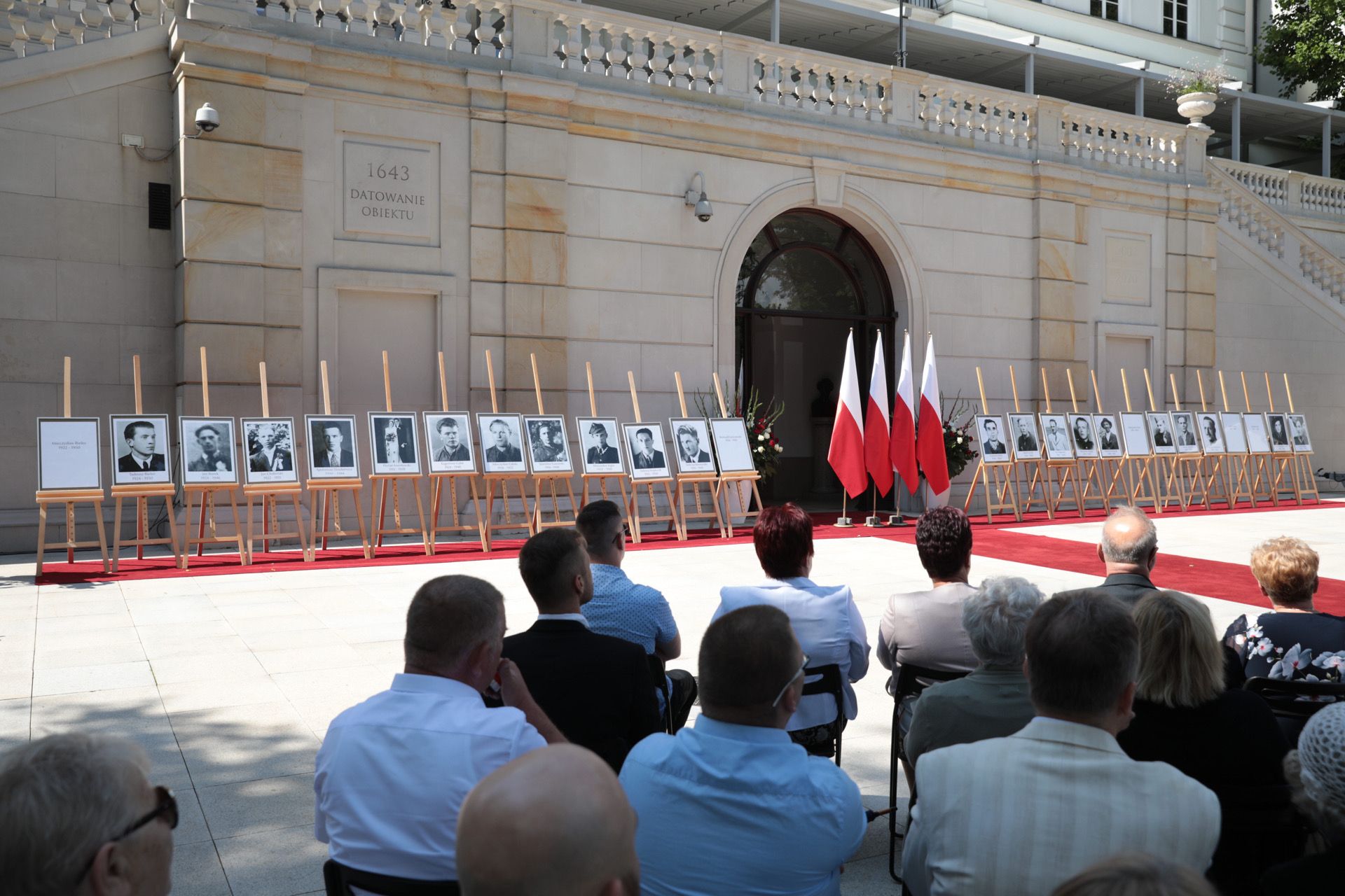 Uroczystość wręczenia not identyfikacyjnych rodzinom 26 ofiar reżimów totalitarnych – Warszawa, 12 sierpnia 2021. Fot. Mikołaj Bujak (IPN) Uroczystość wręczenia not identyfikacyjnych rodzinom 26 ofiar reżimów totalitarnych – Warszawa, 12 sierpnia 2021. Fot. Mikołaj Bujak (IPN)