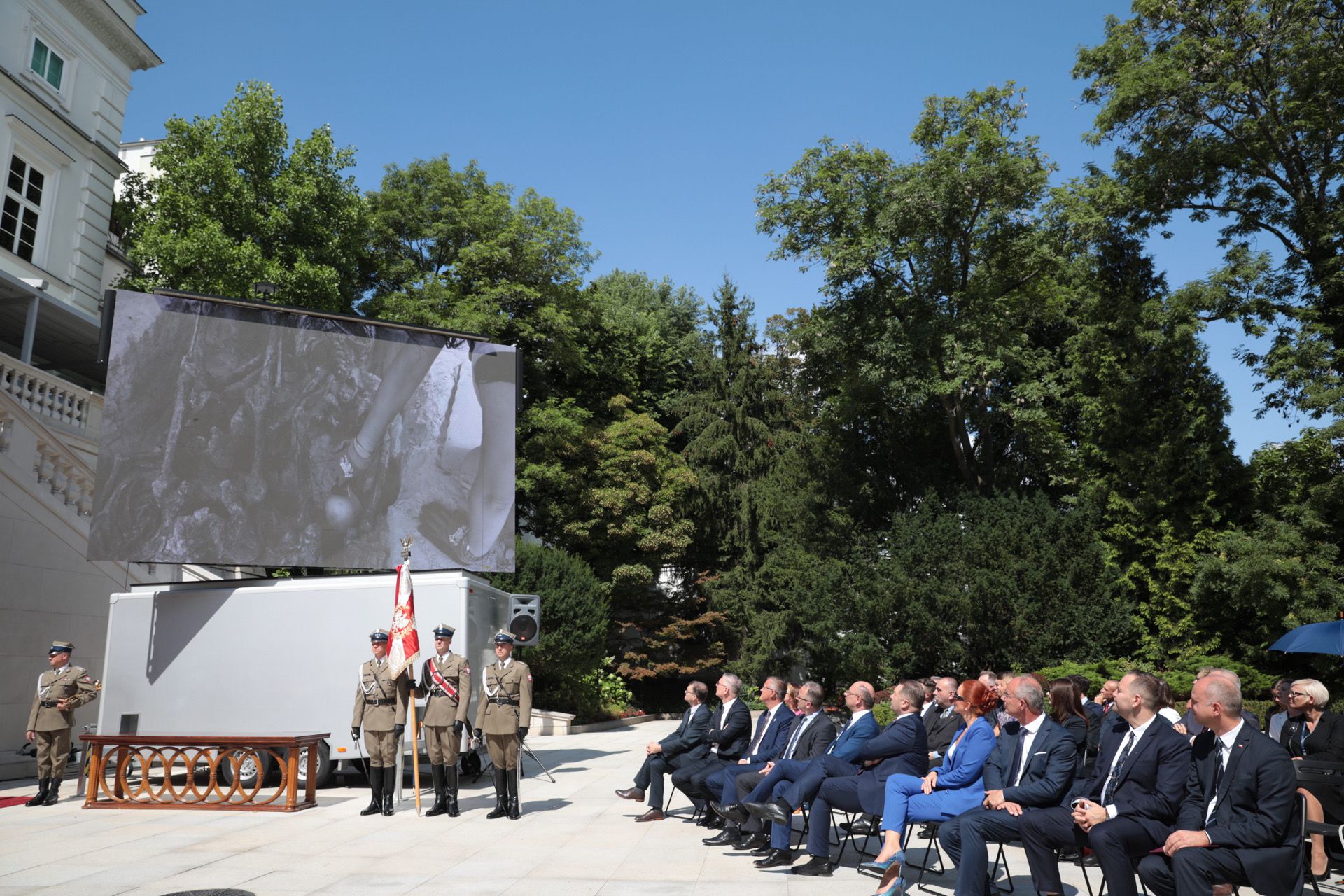 Uroczystość wręczenia not identyfikacyjnych rodzinom 26 ofiar reżimów totalitarnych – Warszawa, 12 sierpnia 2021. Fot. Mikołaj Bujak (IPN) Uroczystość wręczenia not identyfikacyjnych rodzinom 26 ofiar reżimów totalitarnych – Warszawa, 12 sierpnia 2021. Fot. Mikołaj Bujak (IPN)