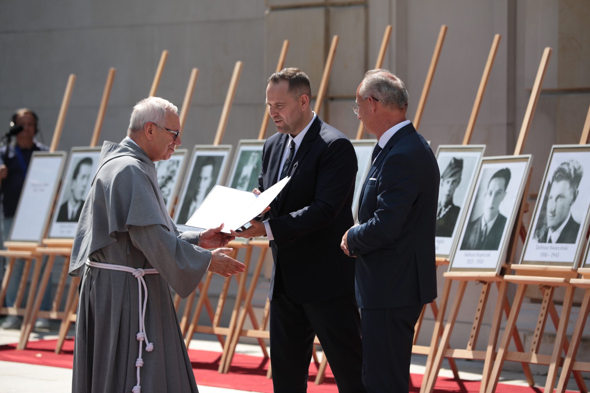 Uroczystość wręczenia not identyfikacyjnych rodzinom 26 ofiar reżimów totalitarnych – Warszawa, 12 sierpnia 2021. Fot. Mikołaj Bujak (IPN) Uroczystość wręczenia not identyfikacyjnych rodzinom 26 ofiar reżimów totalitarnych – Warszawa, 12 sierpnia 2021. Fot. Mikołaj Bujak (IPN)