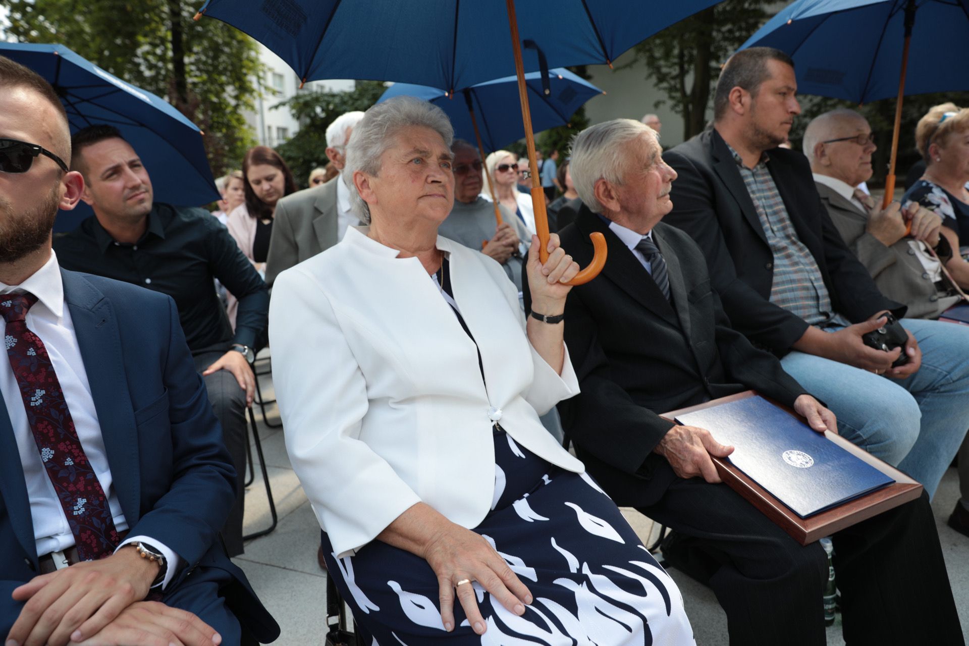 Uroczystość wręczenia not identyfikacyjnych rodzinom 26 ofiar reżimów totalitarnych – Warszawa, 12 sierpnia 2021. Fot. Mikołaj Bujak (IPN) Uroczystość wręczenia not identyfikacyjnych rodzinom 26 ofiar reżimów totalitarnych – Warszawa, 12 sierpnia 2021. Fot. Mikołaj Bujak (IPN)