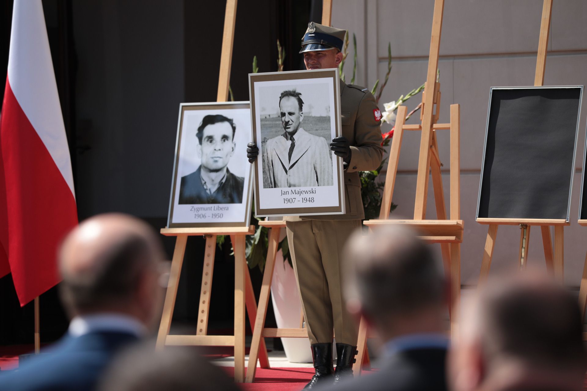 Uroczystość wręczenia not identyfikacyjnych rodzinom 26 ofiar reżimów totalitarnych – Warszawa, 12 sierpnia 2021. Fot. Mikołaj Bujak (IPN) Uroczystość wręczenia not identyfikacyjnych rodzinom 26 ofiar reżimów totalitarnych – Warszawa, 12 sierpnia 2021. Fot. Mikołaj Bujak (IPN)