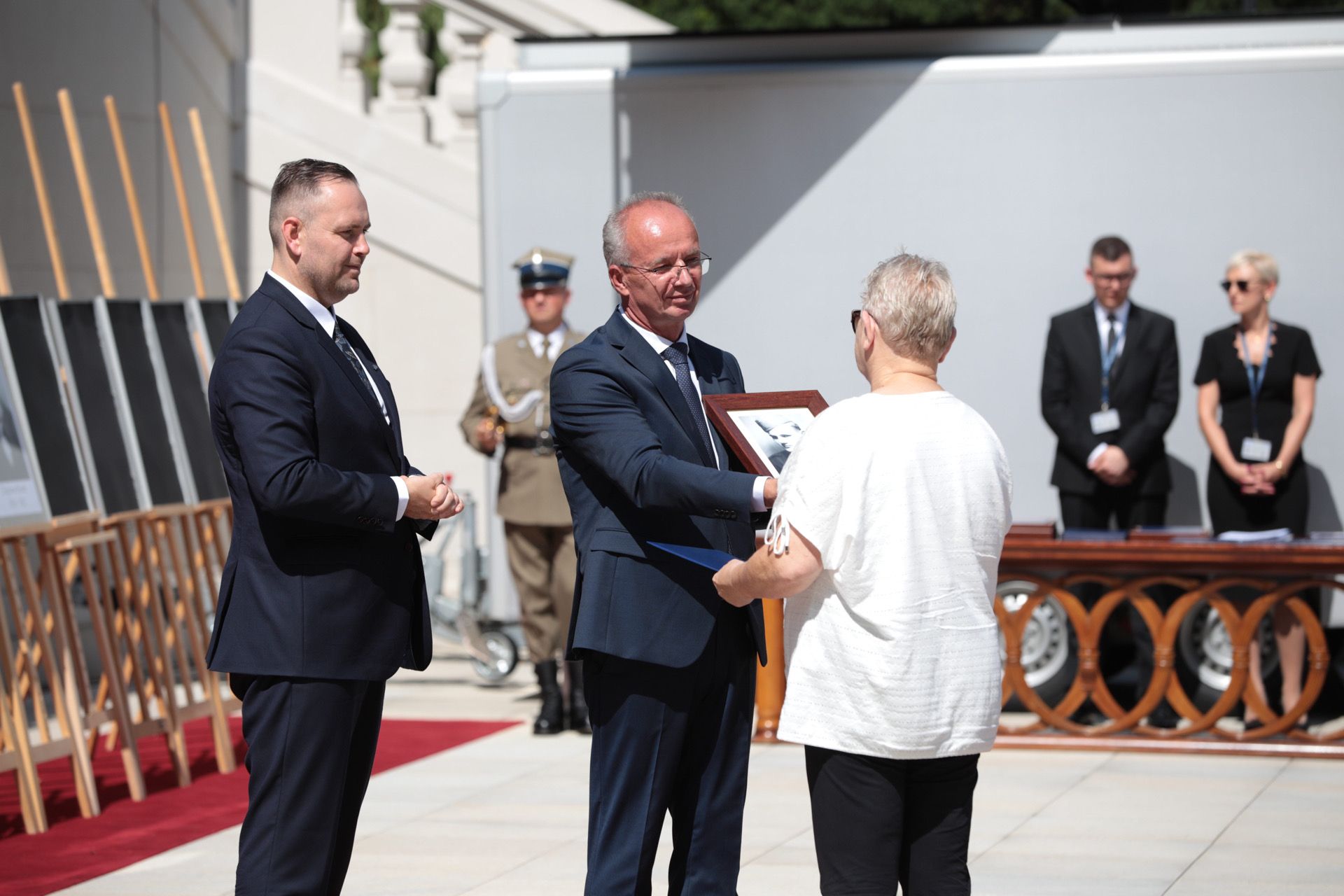 Uroczystość wręczenia not identyfikacyjnych rodzinom 26 ofiar reżimów totalitarnych – Warszawa, 12 sierpnia 2021. Fot. Mikołaj Bujak (IPN) Uroczystość wręczenia not identyfikacyjnych rodzinom 26 ofiar reżimów totalitarnych – Warszawa, 12 sierpnia 2021. Fot. Mikołaj Bujak (IPN)