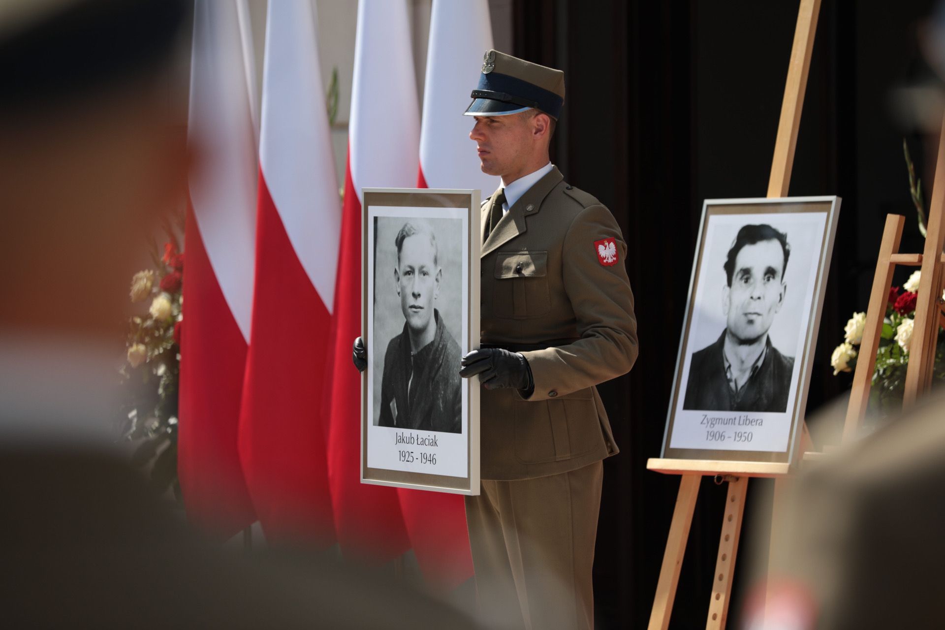 Uroczystość wręczenia not identyfikacyjnych rodzinom 26 ofiar reżimów totalitarnych – Warszawa, 12 sierpnia 2021. Fot. Mikołaj Bujak (IPN) Uroczystość wręczenia not identyfikacyjnych rodzinom 26 ofiar reżimów totalitarnych – Warszawa, 12 sierpnia 2021. Fot. Mikołaj Bujak (IPN)