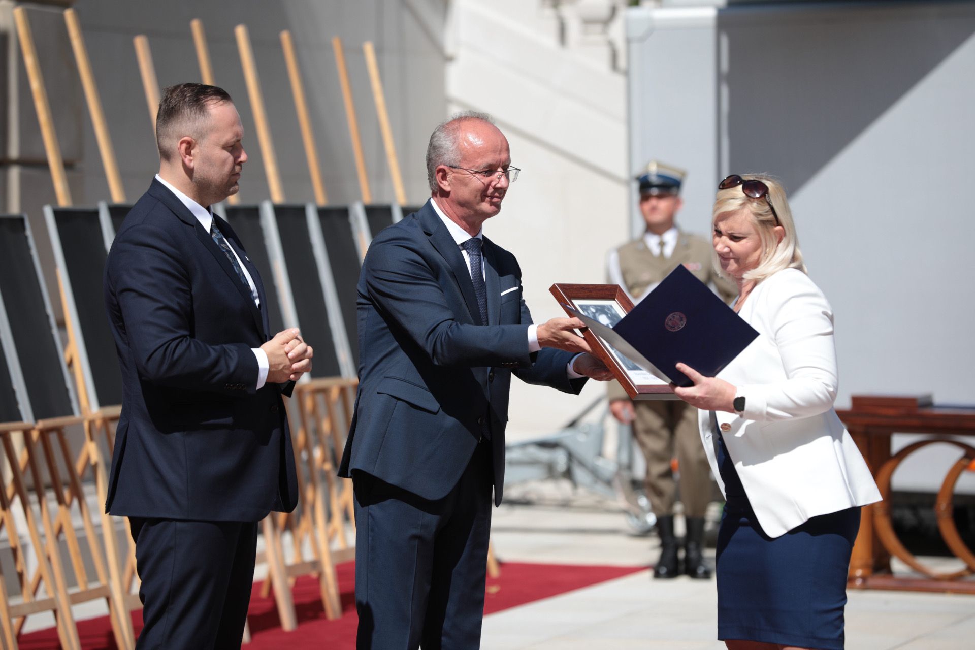 Uroczystość wręczenia not identyfikacyjnych rodzinom 26 ofiar reżimów totalitarnych – Warszawa, 12 sierpnia 2021. Fot. Mikołaj Bujak (IPN) Uroczystość wręczenia not identyfikacyjnych rodzinom 26 ofiar reżimów totalitarnych – Warszawa, 12 sierpnia 2021. Fot. Mikołaj Bujak (IPN)