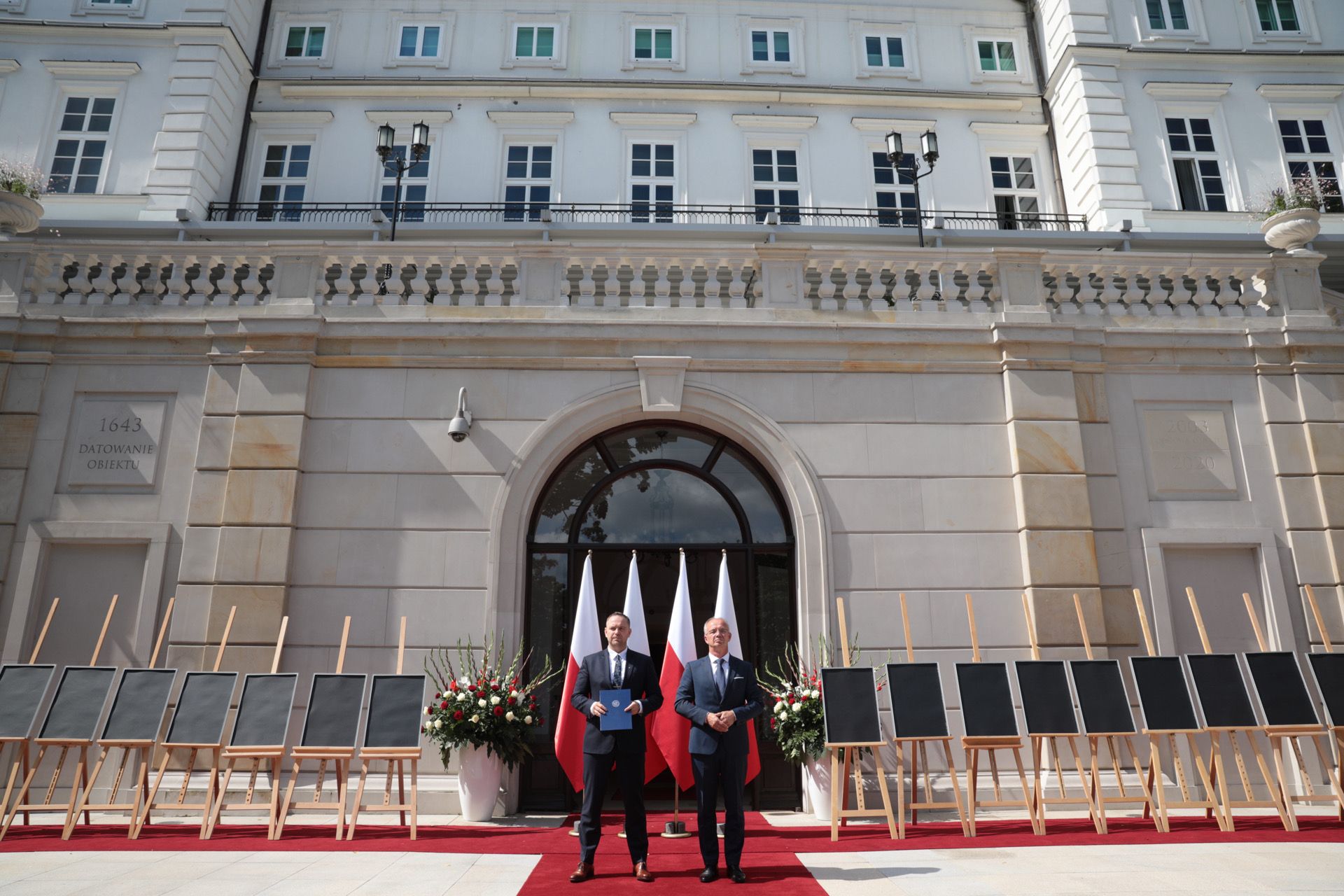 Uroczystość wręczenia not identyfikacyjnych rodzinom 26 ofiar reżimów totalitarnych – Warszawa, 12 sierpnia 2021. Fot. Mikołaj Bujak (IPN) Uroczystość wręczenia not identyfikacyjnych rodzinom 26 ofiar reżimów totalitarnych – Warszawa, 12 sierpnia 2021. Fot. Mikołaj Bujak (IPN)