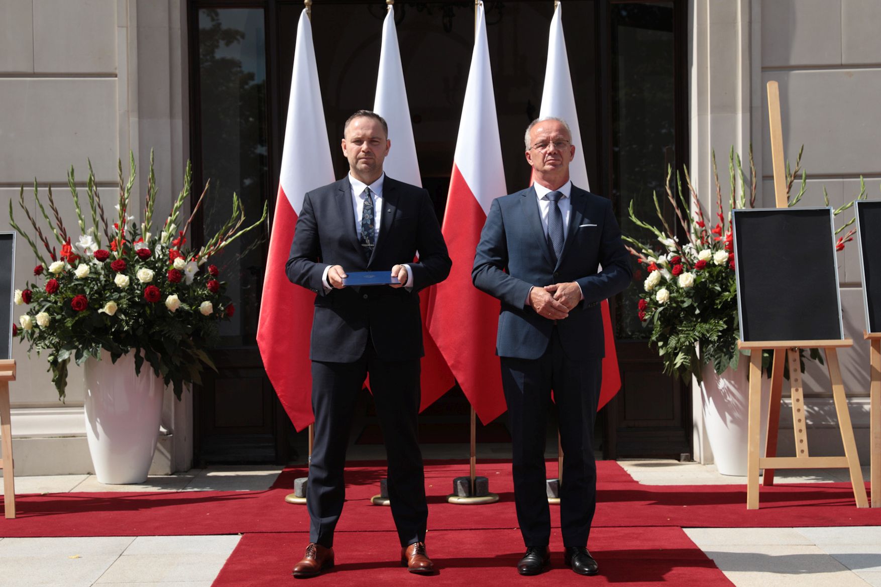 Prezes IPN Karol Nawrocki i zastępca prezesa IPN Krzysztof Szwagrzyk. Uroczystość wręczenia not identyfikacyjnych rodzinom 26 ofiar reżimów totalitarnych – Warszawa, 12 sierpnia 2021. Fot. Mikołaj Bujak (IPN) Prezes IPN Karol Nawrocki i zastępca prezesa IPN Krzysztof Szwagrzyk. Uroczystość wręczenia not identyfikacyjnych rodzinom 26 ofiar reżimów totalitarnych – Warszawa, 12 sierpnia 2021. Fot. Mikołaj Bujak (IPN)