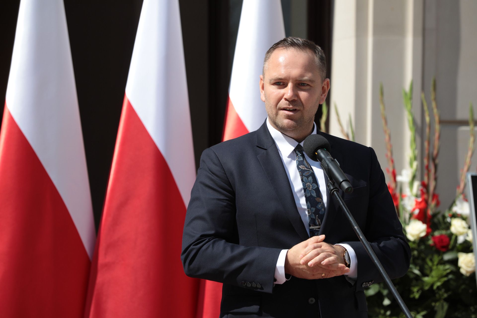 Prezes IPN Karol Nawrocki podczas uroczystości wręczenia not identyfikacyjnych rodzinom 26 ofiar reżimów totalitarnych – Warszawa, 12 sierpnia 2021. Fot. Mikołaj Bujak (IPN) Prezes IPN Karol Nawrocki podczas uroczystości wręczenia not identyfikacyjnych rodzinom 26 ofiar reżimów totalitarnych – Warszawa, 12 sierpnia 2021. Fot. Mikołaj Bujak (IPN)