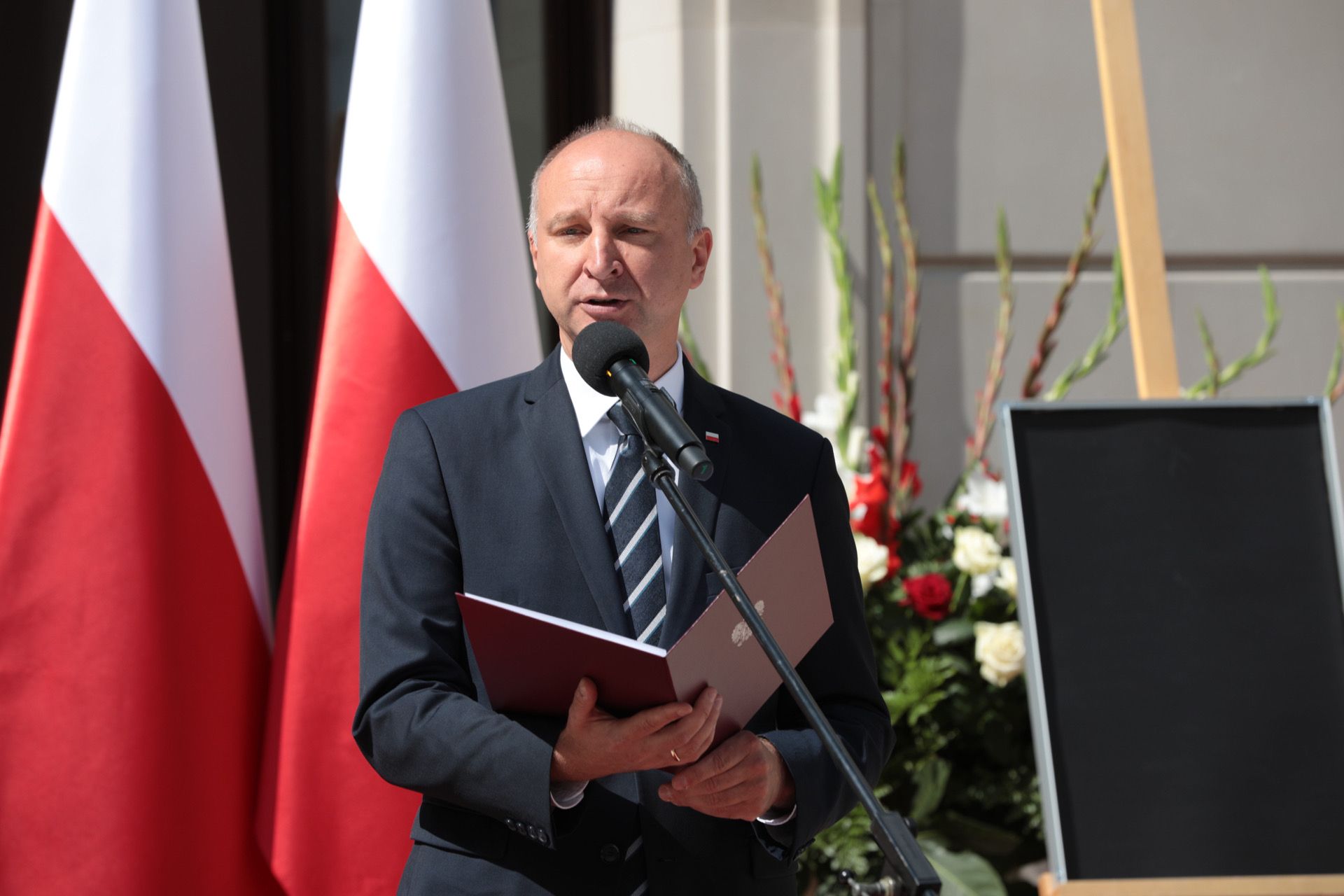 List od Prezydenta RP Andrzeja Dudy odczytał sekretarz stanu w Kancelarii Prezydenta RP Wojciech Kolarski – Warszawa, 12 sierpnia 2021. Fot. Mikołaj Bujak (IPN) List od Prezydenta RP Andrzeja Dudy odczytał sekretarz stanu w Kancelarii Prezydenta RP Wojciech Kolarski – Warszawa, 12 sierpnia 2021. Fot. Mikołaj Bujak (IPN)