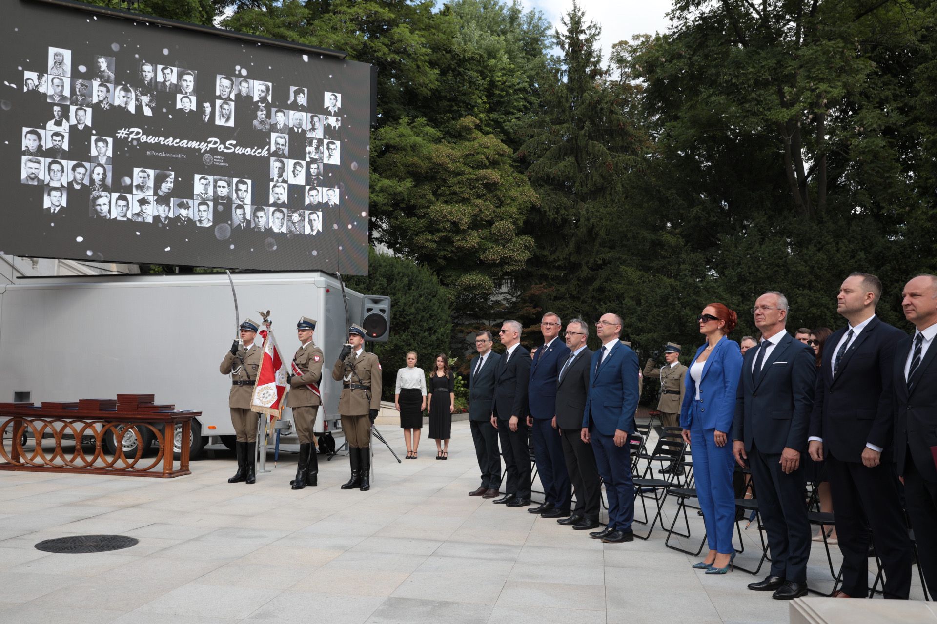 Uroczystość wręczenia not identyfikacyjnych rodzinom 26 ofiar reżimów totalitarnych – Warszawa, 12 sierpnia 2021. Fot. Mikołaj Bujak (IPN) Uroczystość wręczenia not identyfikacyjnych rodzinom 26 ofiar reżimów totalitarnych – Warszawa, 12 sierpnia 2021. Fot. Mikołaj Bujak (IPN)