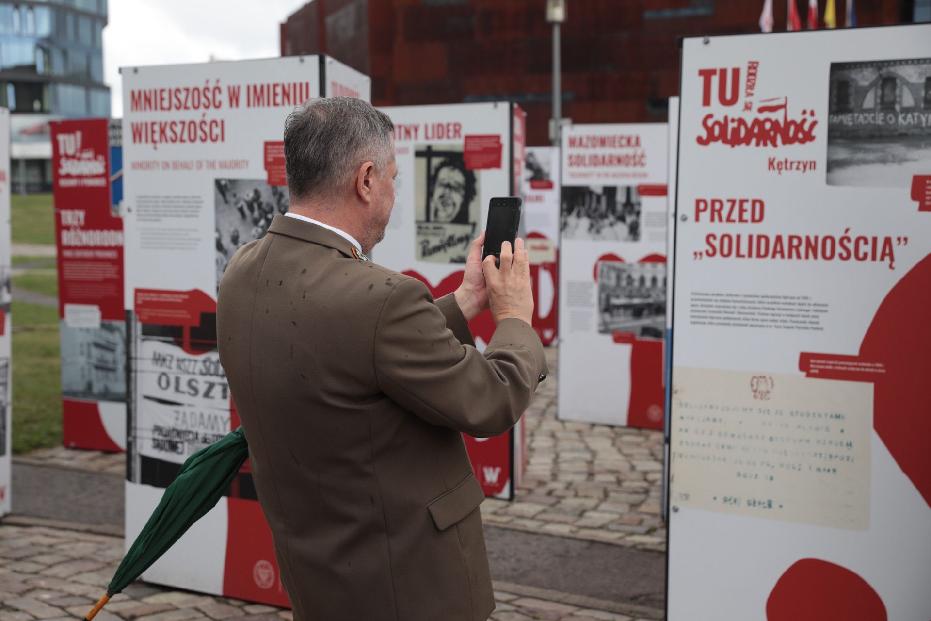 Wystawa IPN „TU rodziła się Solidarność” na placu Solidarności w Gdańsku – 31 sierpnia 2021. Fot. Mikołaj Bujak (IPN) Wystawa IPN „TU rodziła się Solidarność” na placu Solidarności w Gdańsku – 31 sierpnia 2021. Fot. Mikołaj Bujak (IPN)