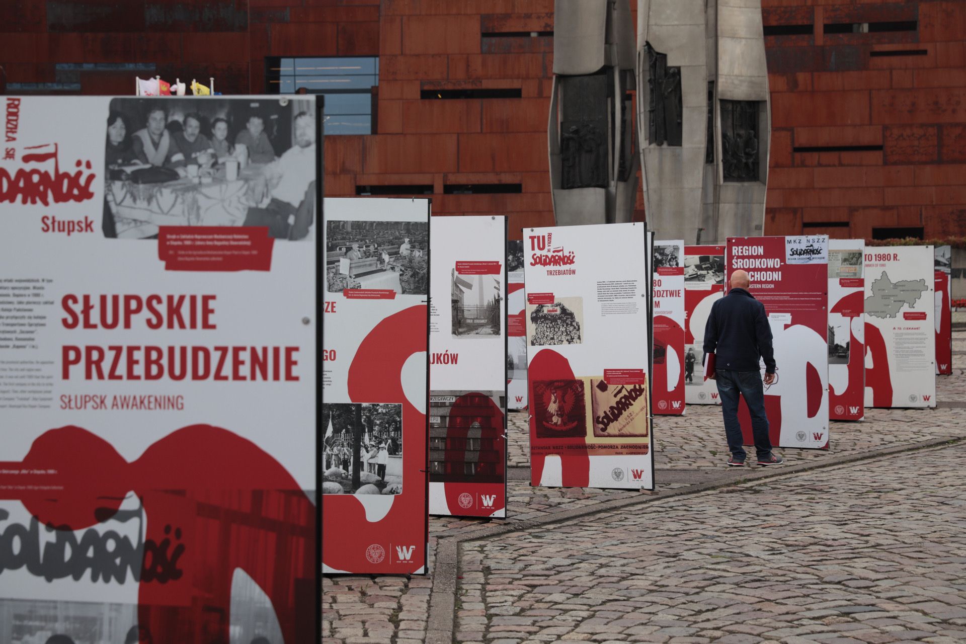 Wystawa IPN „TU rodziła się Solidarność” na placu Solidarności w Gdańsku – 31 sierpnia 2021. Fot. Mikołaj Bujak (IPN) Wystawa IPN „TU rodziła się Solidarność” na placu Solidarności w Gdańsku – 31 sierpnia 2021. Fot. Mikołaj Bujak (IPN)