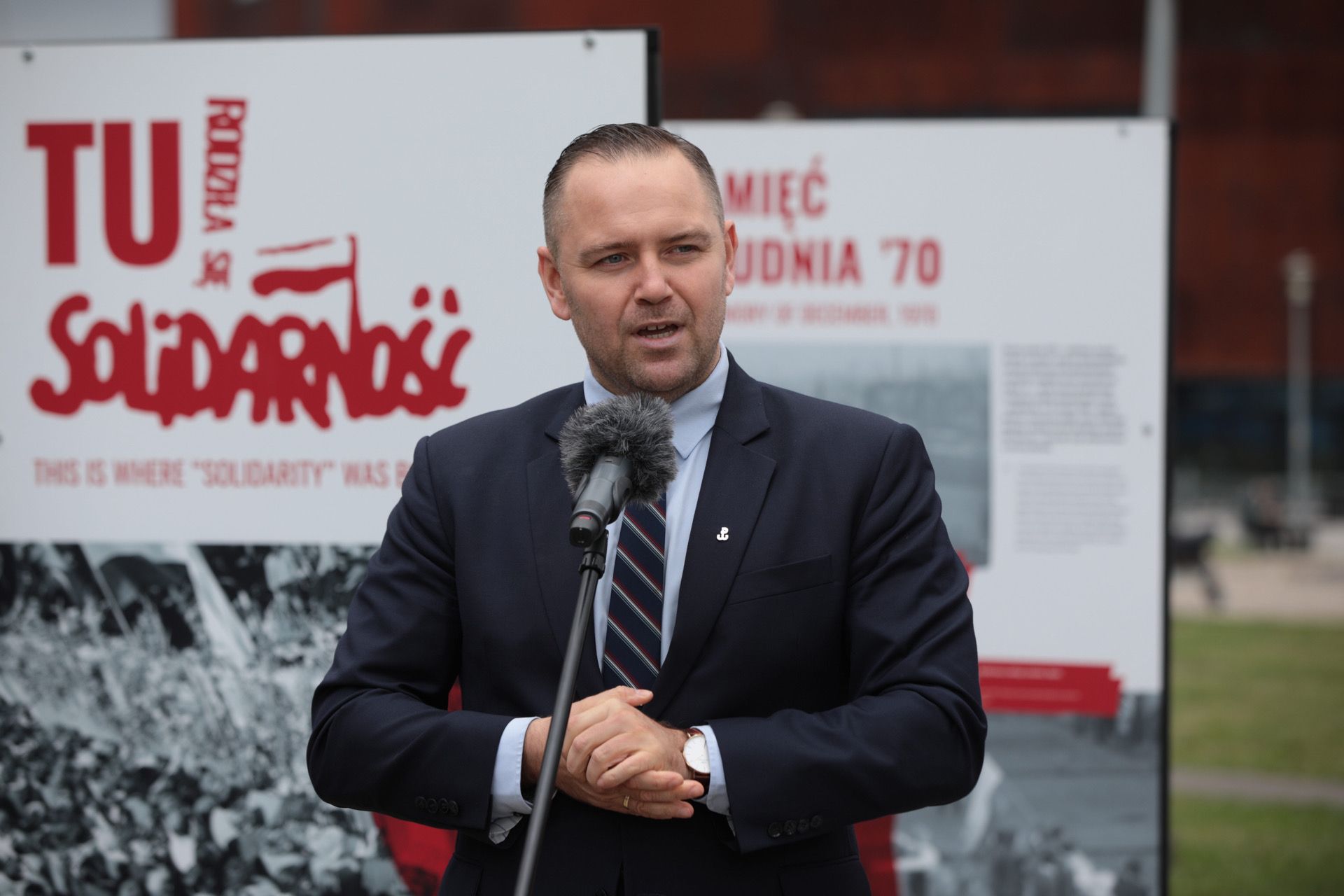 Prezes IPN dr Karol Nawrocki podczas prezentacji wystawy IPN „TU rodziła się Solidarność” na placu Solidarności w Gdańsku – 31 sierpnia 2021. Fot. Mikołaj Bujak (IPN) Prezes IPN dr Karol Nawrocki podczas prezentacji wystawy IPN „TU rodziła się Solidarność” na placu Solidarności w Gdańsku – 31 sierpnia 2021. Fot. Mikołaj Bujak (IPN)
