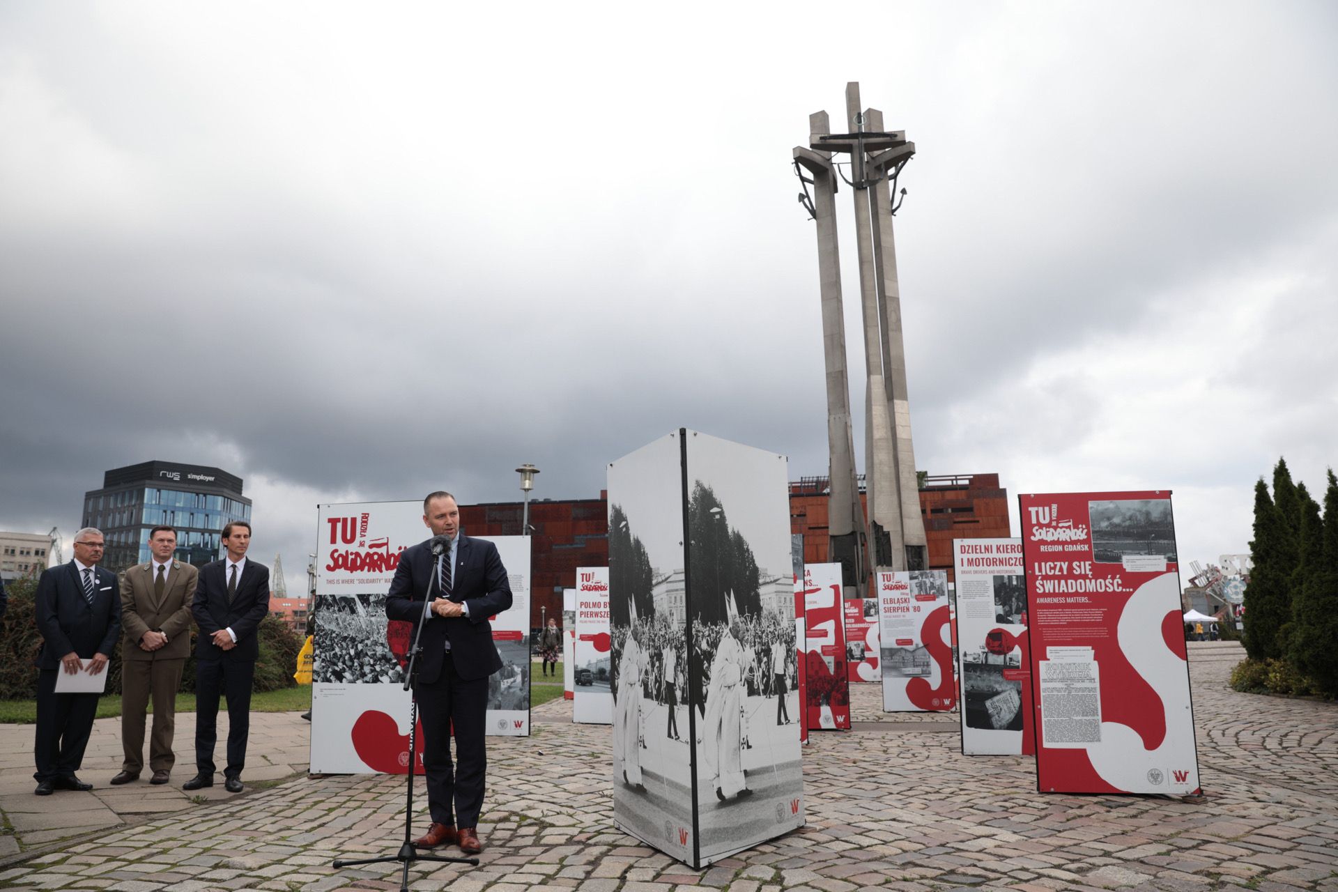 Wystawa IPN „TU rodziła się Solidarność” na placu Solidarności w Gdańsku – 31 sierpnia 2021. Fot. Mikołaj Bujak (IPN) Wystawa IPN „TU rodziła się Solidarność” na placu Solidarności w Gdańsku – 31 sierpnia 2021. Fot. Mikołaj Bujak (IPN)