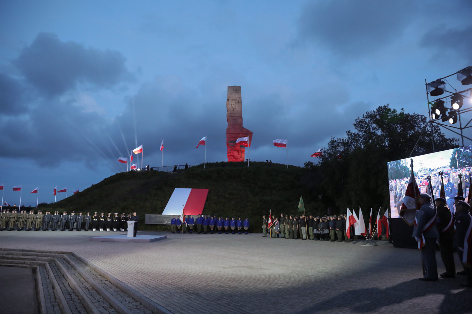 Uroczystości rocznicowe pod pomnikiem Obrońców Wybrzeża na Westerplatte – Gdańsk, 1 września 2021. Fot. Mikołaj Bujak (IPN) Uroczystości rocznicowe pod pomnikiem Obrońców Wybrzeża na Westerplatte – Gdańsk, 1 września 2021. Fot. Mikołaj Bujak (IPN)