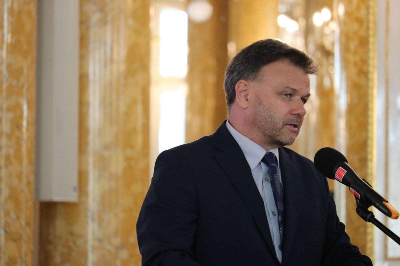 Adam Hlebowicz, dyrektor Biura Edukacji Narodowej, podczas finału III i IV edycji projektu „Łączka i inne miejsca poszukiwań” – Warszawa, 8 września 2021. Fot. Aleksandra Wierzchowska (IPN) Adam Hlebowicz, dyrektor Biura Edukacji Narodowej, podczas finału III i IV edycji projektu „Łączka i inne miejsca poszukiwań” – Warszawa, 8 września 2021. Fot. Aleksandra Wierzchowska (IPN)