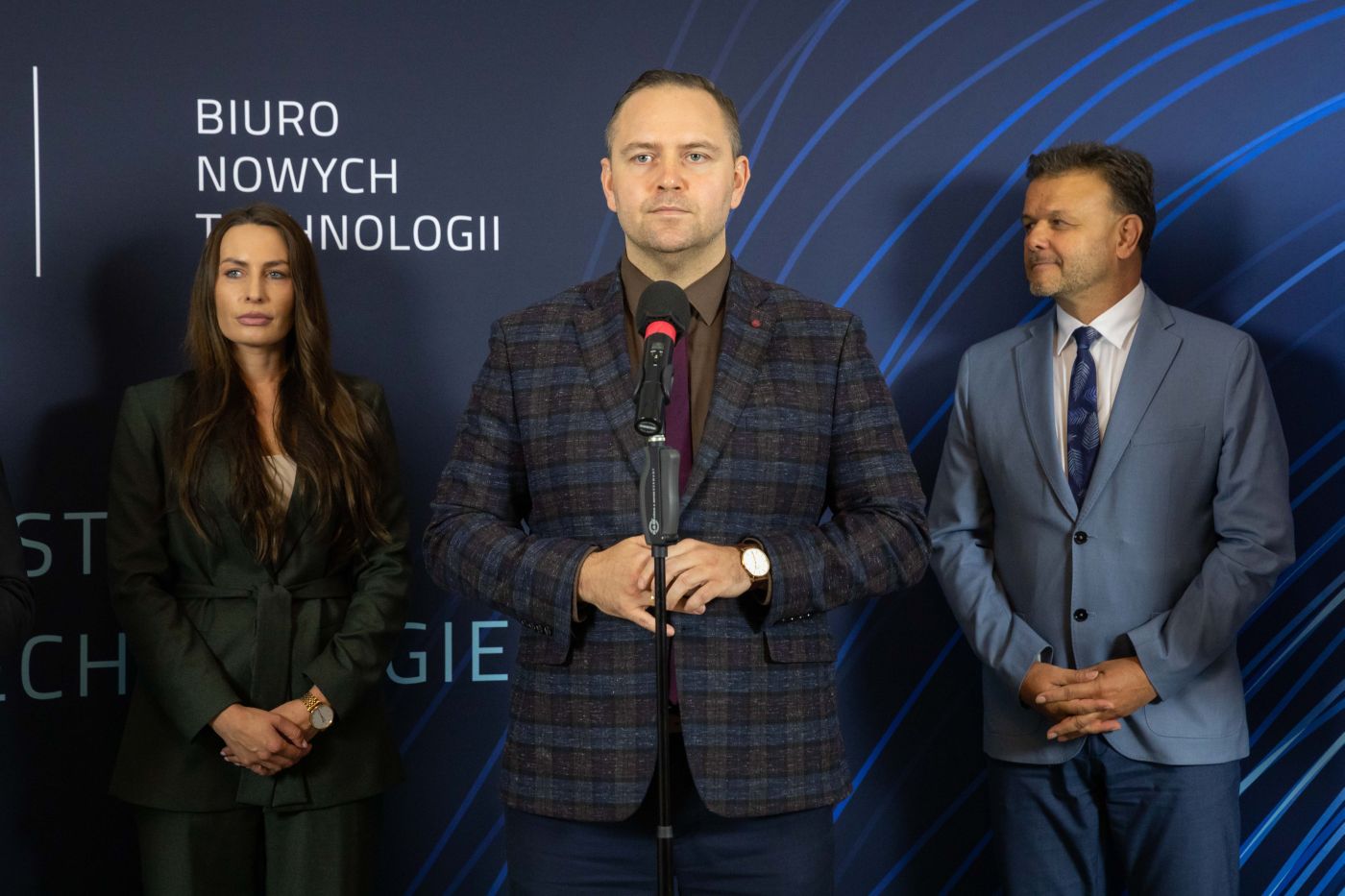 Od lewej: Magdalena Hajduk – dyrektor Biura Nowych Technologii, dr Karol Nawrocki – prezes IPN, Adam Hlebowicz – dyrektor Biura Edukacji Narodowej. Konferencja prasowa na temat powołania Biura Nowych Technologii – 13 września 2021. Fot. Mikołaj Bujak (IPN) Od lewej: Magdalena Hajduk – dyrektor Biura Nowych Technologii, dr Karol Nawrocki – prezes IPN, Adam Hlebowicz – dyrektor Biura Edukacji Narodowej. Konferencja prasowa na temat powołania Biura Nowych Technologii – 13 września 2021. Fot. Mikołaj Bujak (IPN)