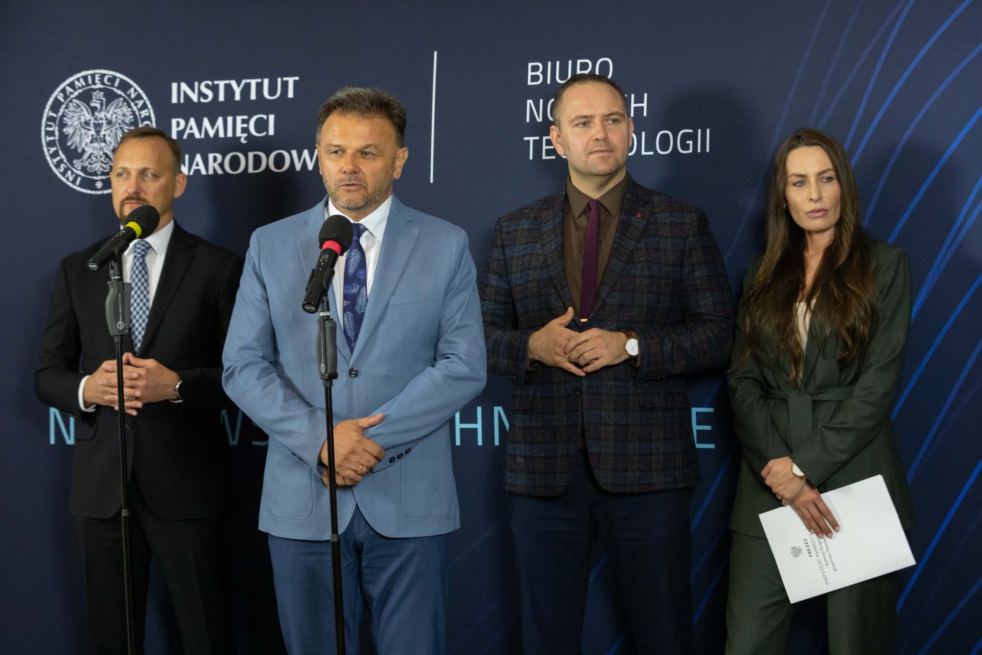 Od lewej: dr Rafał Leśkiewicz – rzecznik prasowy IPN, Adam Hlebowicz, dr Karol Nawrocki, Magdalena Hajduk. Konferencja prasowa na temat powołania Biura Nowych Technologii – 13 września 2021. Fot. Mikołaj Bujak (IPN) Od lewej: dr Rafał Leśkiewicz – rzecznik prasowy IPN, Adam Hlebowicz, dr Karol Nawrocki, Magdalena Hajduk. Konferencja prasowa na temat powołania Biura Nowych Technologii – 13 września 2021. Fot. Mikołaj Bujak (IPN)