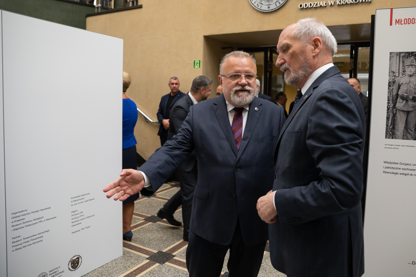 Poseł Antoni Macierewicz i dyrektor Muzeum Żołnierzy Wyklętych i Więźniów Politycznych PRL Jacek Pawłowicz podczas otwarcia wystawy o ks. Władysławie Gurgaczu – 14 września 2021. Fot. Mikołaj Bujak (IPN) Poseł Antoni Macierewicz i dyrektor Muzeum Żołnierzy Wyklętych i Więźniów Politycznych PRL Jacek Pawłowicz podczas otwarcia wystawy o ks. Władysławie Gurgaczu – 14 września 2021. Fot. Mikołaj Bujak (IPN)