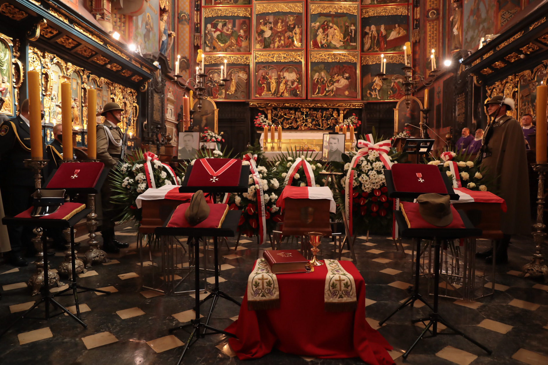 Msza św. w bazylice Mariackiej – Kraków, 14 września 2021. Fot. Mikołaj Bujak (IPN) Msza św. w bazylice Mariackiej – Kraków, 14 września 2021. Fot. Mikołaj Bujak (IPN)