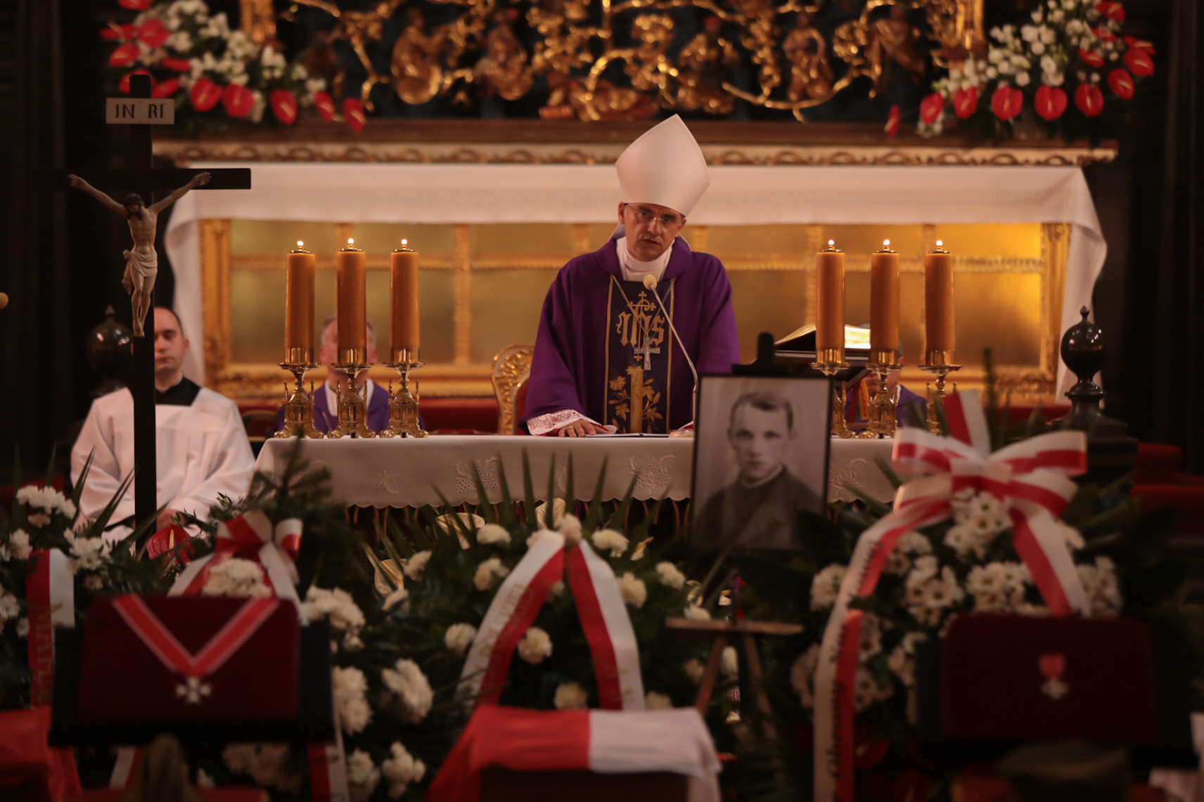 Msza św. w bazylice Mariackiej – Kraków, 14 września 2021. Fot. Mikołaj Bujak (IPN) – Kraków, 14 września 2021. Fot. Mikołaj Bujak (IPN) Msza św. w bazylice Mariackiej – Kraków, 14 września 2021. Fot. Mikołaj Bujak (IPN) – Kraków, 14 września 2021. Fot. Mikołaj Bujak (IPN)