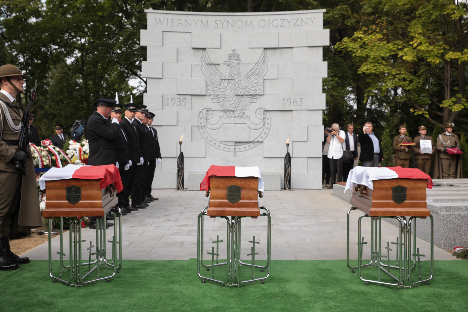 Złożenie szczątków ks. Gurgacza, Ryszarda Kłaputa i ppor. Zajączkowskiego w Kwaterze Wojennej Żołnierzy Podziemia Niepodległościowego 1939–1963 – Kraków, 14 września 2021. Fot. Mikołaj Bujak (IPN) Złożenie szczątków ks. Gurgacza, Ryszarda Kłaputa i ppor. Zajączkowskiego w Kwaterze Wojennej Żołnierzy Podziemia Niepodległościowego 1939–1963 – Kraków, 14 września 2021. Fot. Mikołaj Bujak (IPN)