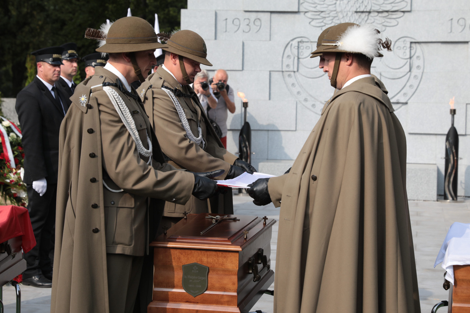Złożenie szczątków ks. Gurgacza, Ryszarda Kłaputa i ppor. Zajączkowskiego w Kwaterze Wojennej Żołnierzy Podziemia Niepodległościowego 1939–1963 – Kraków, 14 września 2021. Fot. Mikołaj Bujak (IPN) Złożenie szczątków ks. Gurgacza, Ryszarda Kłaputa i ppor. Zajączkowskiego w Kwaterze Wojennej Żołnierzy Podziemia Niepodległościowego 1939–1963 – Kraków, 14 września 2021. Fot. Mikołaj Bujak (IPN)