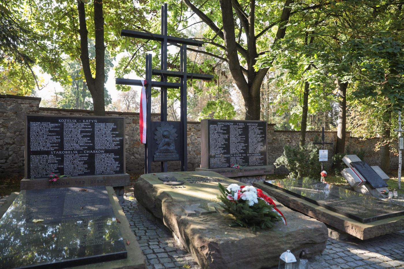 Prezes IPN dr Karol Nawrocki i wiceprezes Instytutu dr hab. Karol Polejowski złożyli kwiaty pod pomnikiem poświęconym ofiarom zbrodni katyńskiej w Kielcach – 15 września 2021. Fot. Mikołaj Bujak (IPN) Prezes IPN dr Karol Nawrocki i wiceprezes Instytutu dr hab. Karol Polejowski złożyli kwiaty pod pomnikiem poświęconym ofiarom zbrodni katyńskiej w Kielcach – 15 września 2021. Fot. Mikołaj Bujak (IPN)