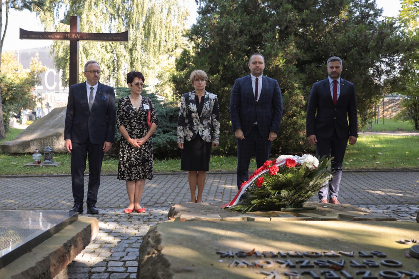 Prezes IPN dr Karol Nawrocki i wiceprezes Instytutu dr hab. Karol Polejowski złożyli kwiaty pod pomnikiem poświęconym ofiarom zbrodni katyńskiej w Kielcach – 15 września 2021. Fot. Mikołaj Bujak (IPN) Prezes IPN dr Karol Nawrocki i wiceprezes Instytutu dr hab. Karol Polejowski złożyli kwiaty pod pomnikiem poświęconym ofiarom zbrodni katyńskiej w Kielcach – 15 września 2021. Fot. Mikołaj Bujak (IPN)