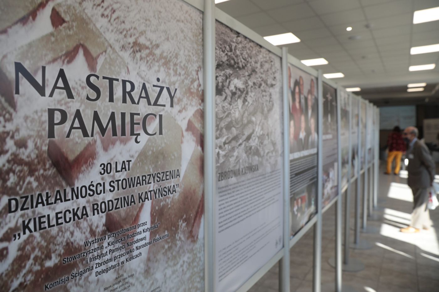 Otwarcie wystawy „Na straży pamięci. 30 lat działalności Stowarzyszenia Kielecka Rodzina Katyńska” – Kielce, 15 września 2021. Fot. Mikołaj Bujak (IPN) Otwarcie wystawy „Na straży pamięci. 30 lat działalności Stowarzyszenia Kielecka Rodzina Katyńska” – Kielce, 15 września 2021. Fot. Mikołaj Bujak (IPN)