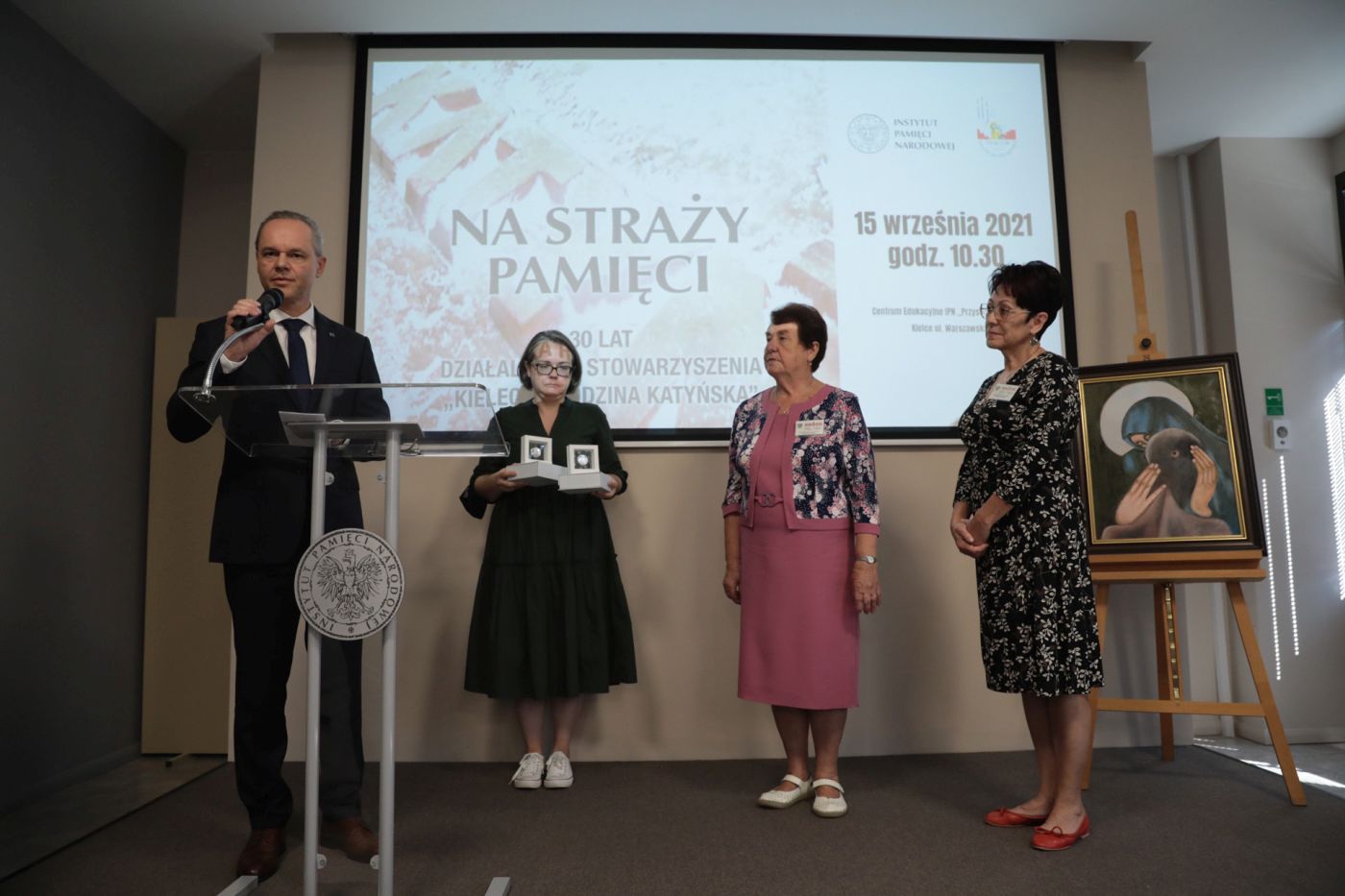 Otwarcie wystawy „Na straży pamięci. 30 lat działalności Stowarzyszenia Kielecka Rodzina Katyńska” – Kielce, 15 września 2021. Fot. Mikołaj Bujak (IPN) Otwarcie wystawy „Na straży pamięci. 30 lat działalności Stowarzyszenia Kielecka Rodzina Katyńska” – Kielce, 15 września 2021. Fot. Mikołaj Bujak (IPN)