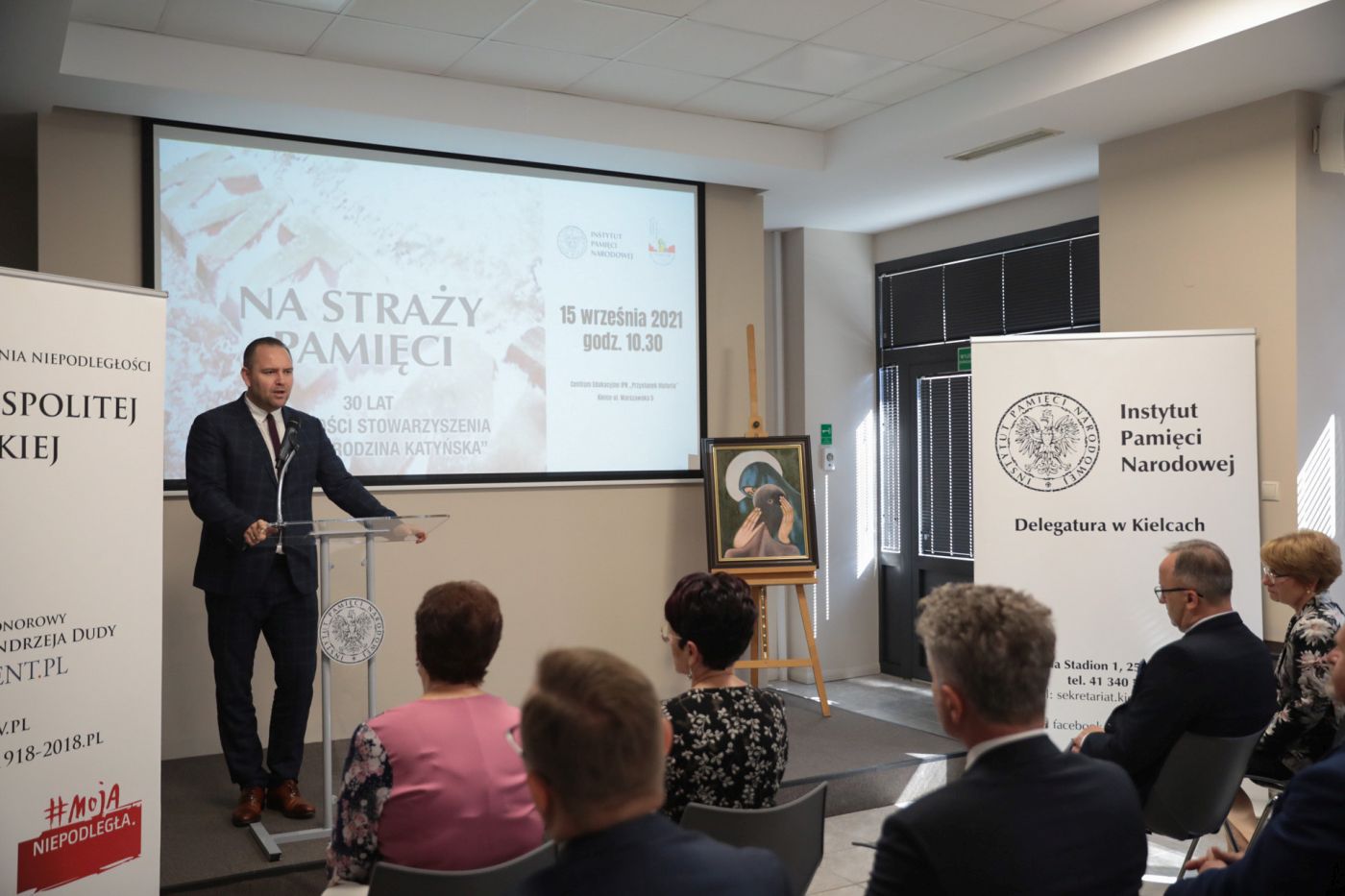 Otwarcie wystawy „Na straży pamięci. 30 lat działalności Stowarzyszenia Kielecka Rodzina Katyńska” – Kielce, 15 września 2021. Fot. Mikołaj Bujak (IPN) Otwarcie wystawy „Na straży pamięci. 30 lat działalności Stowarzyszenia Kielecka Rodzina Katyńska” – Kielce, 15 września 2021. Fot. Mikołaj Bujak (IPN)
