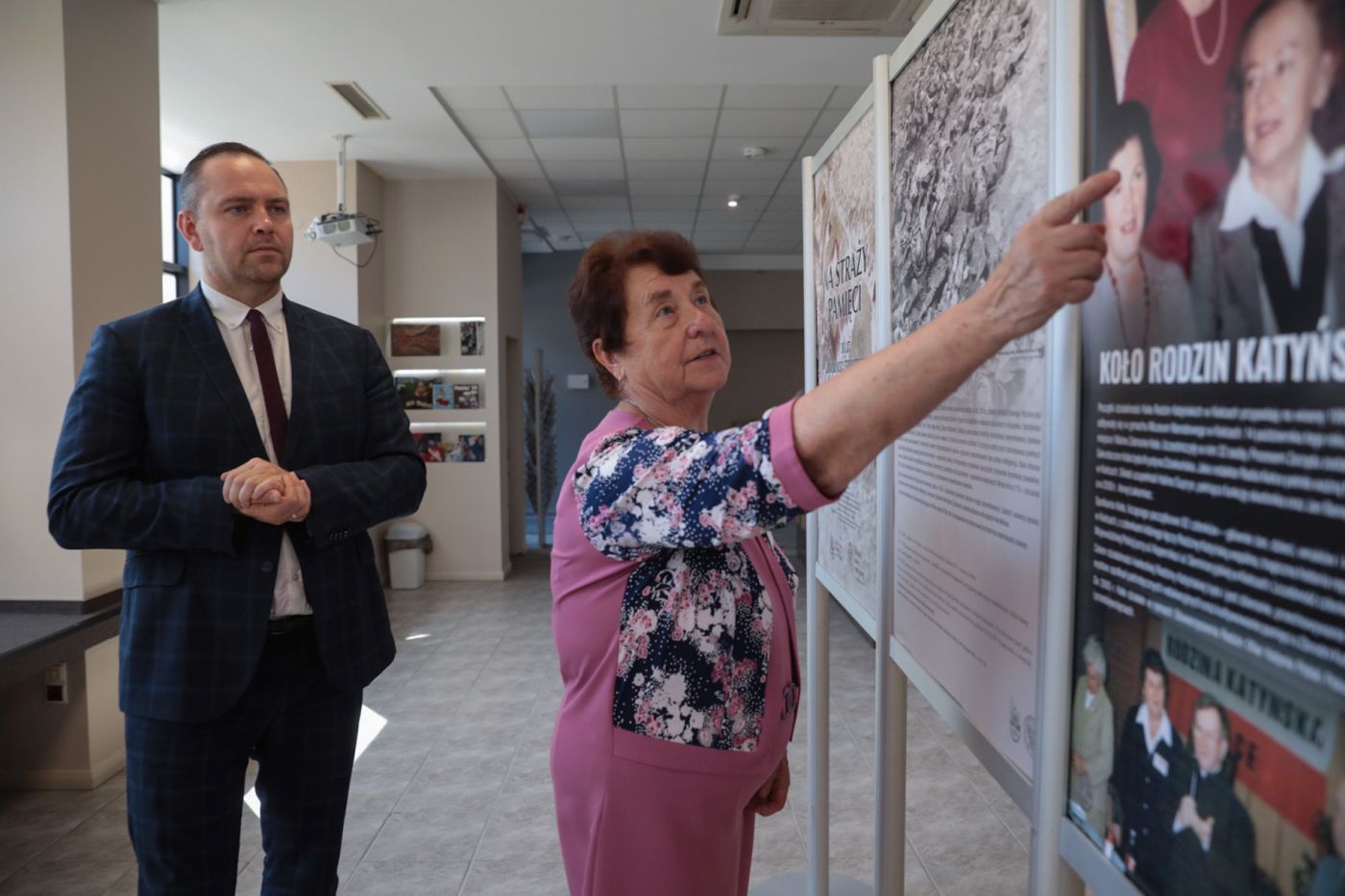 Otwarcie wystawy „Na straży pamięci. 30 lat działalności Stowarzyszenia Kielecka Rodzina Katyńska” – Kielce, 15 września 2021. Fot. Mikołaj Bujak (IPN) Otwarcie wystawy „Na straży pamięci. 30 lat działalności Stowarzyszenia Kielecka Rodzina Katyńska” – Kielce, 15 września 2021. Fot. Mikołaj Bujak (IPN)