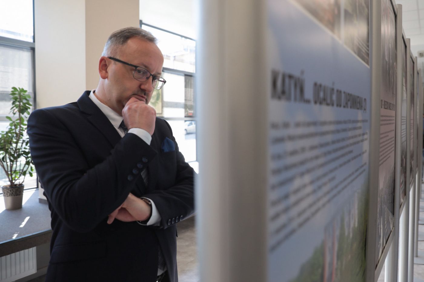 Wiceprezes IPN dr hab. Karol Polejowski podczas otwarcia wystawy „Na straży pamięci. 30 lat działalności Stowarzyszenia Kielecka Rodzina Katyńska” – Kielce, 15 września 2021. Fot. Mikołaj Bujak (IPN) Wiceprezes IPN dr hab. Karol Polejowski podczas otwarcia wystawy „Na straży pamięci. 30 lat działalności Stowarzyszenia Kielecka Rodzina Katyńska” – Kielce, 15 września 2021. Fot. Mikołaj Bujak (IPN)