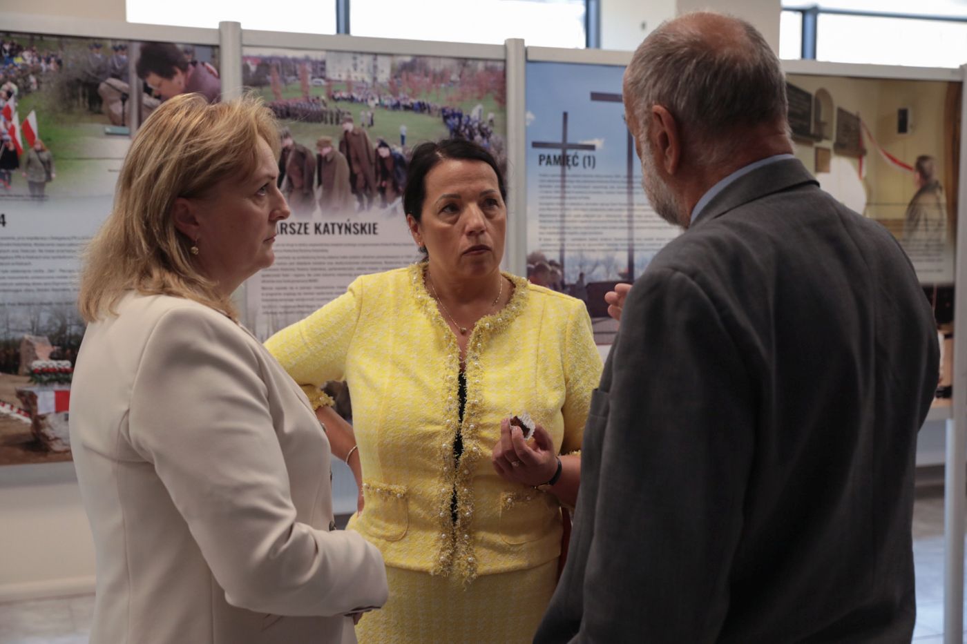 Otwarcie wystawy „Na straży pamięci. 30 lat działalności Stowarzyszenia Kielecka Rodzina Katyńska” – Kielce, 15 września 2021. Fot. Mikołaj Bujak (IPN) Otwarcie wystawy „Na straży pamięci. 30 lat działalności Stowarzyszenia Kielecka Rodzina Katyńska” – Kielce, 15 września 2021. Fot. Mikołaj Bujak (IPN)