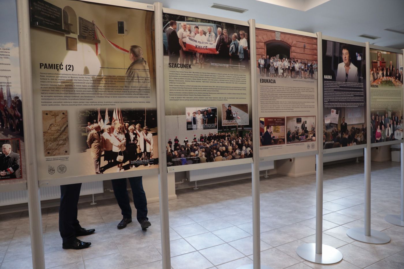 Otwarcie wystawy „Na straży pamięci. 30 lat działalności Stowarzyszenia Kielecka Rodzina Katyńska” – Kielce, 15 września 2021. Fot. Mikołaj Bujak (IPN) Otwarcie wystawy „Na straży pamięci. 30 lat działalności Stowarzyszenia Kielecka Rodzina Katyńska” – Kielce, 15 września 2021. Fot. Mikołaj Bujak (IPN)