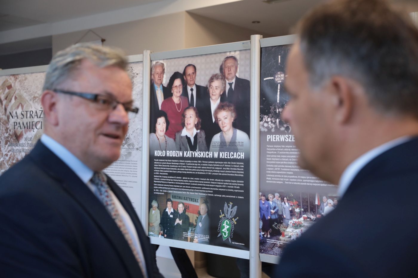 Otwarcie wystawy „Na straży pamięci. 30 lat działalności Stowarzyszenia Kielecka Rodzina Katyńska” – Kielce, 15 września 2021. Fot. Mikołaj Bujak (IPN) Otwarcie wystawy „Na straży pamięci. 30 lat działalności Stowarzyszenia Kielecka Rodzina Katyńska” – Kielce, 15 września 2021. Fot. Mikołaj Bujak (IPN)