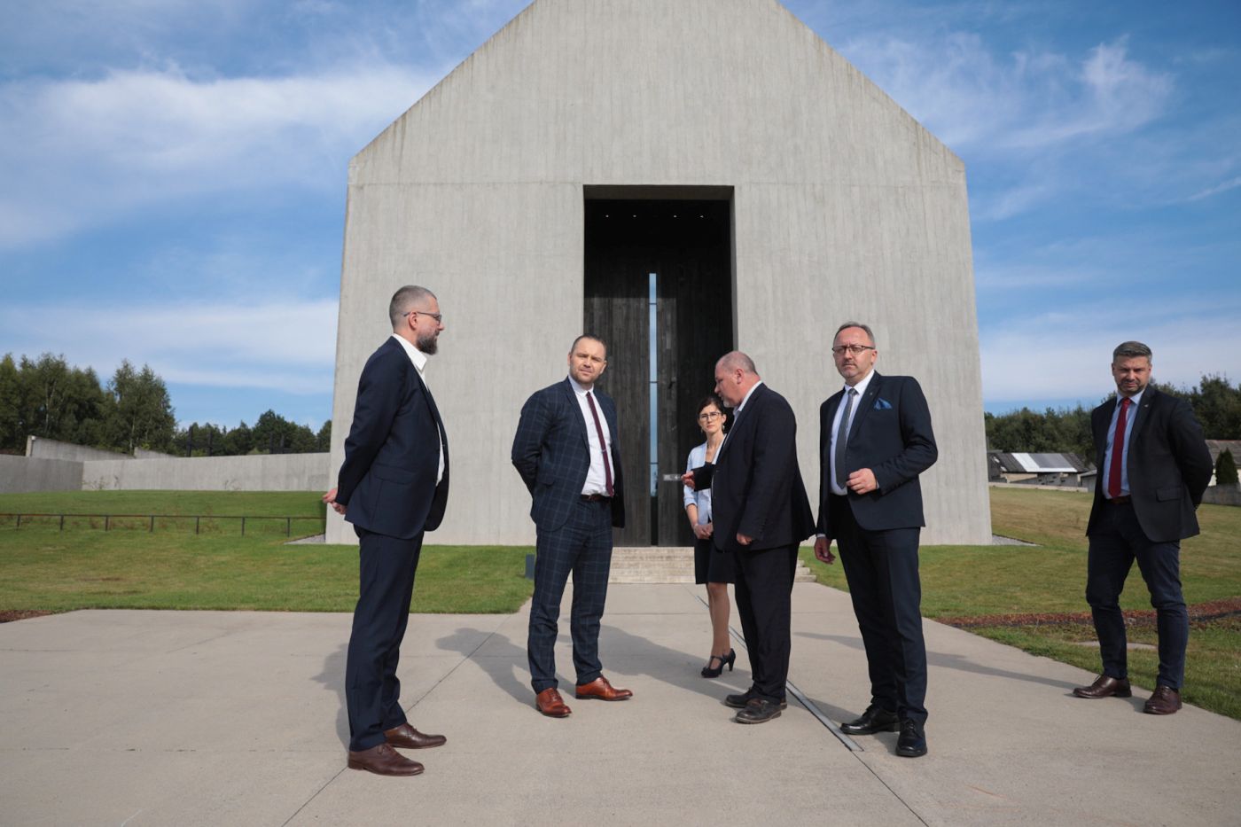 Wizyta prezesa IPN dr. Karola Nawrockiego w Mauzoleum Martyrologii Wsi Polskich w Michniowie – 15 września 2021. Fot. Mikołaj Bujak (IPN) Wizyta prezesa IPN dr. Karola Nawrockiego w Mauzoleum Martyrologii Wsi Polskich w Michniowie – 15 września 2021. Fot. Mikołaj Bujak (IPN)