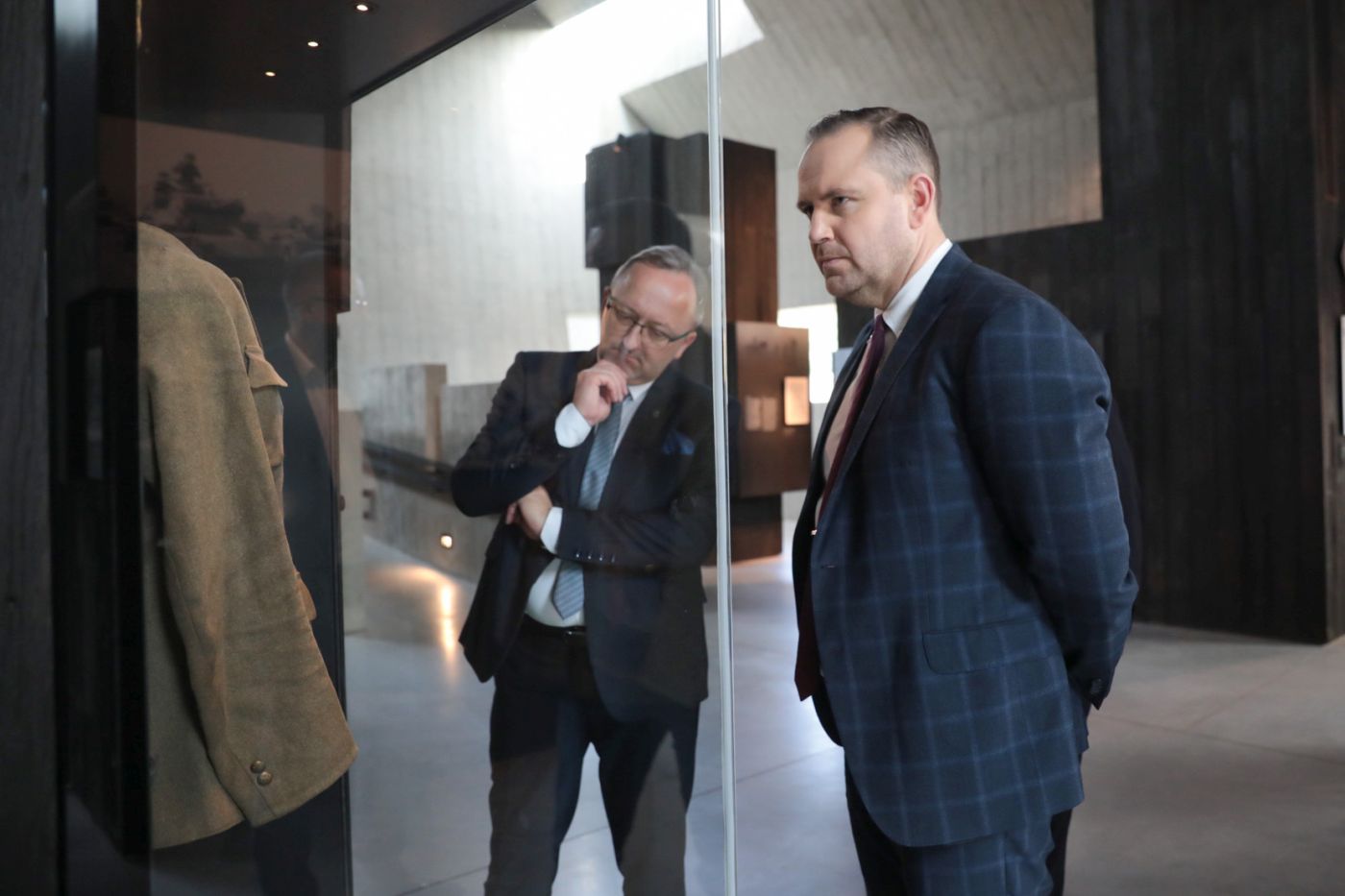 Prezes IPN dr Karol Nawrocki i wiceprezes dr hab. Karol Polejowski w Mauzoleum Martyrologii Wsi Polskich w Michniowie – 15 września 2021. Fot. Mikołaj Bujak (IPN) Prezes IPN dr Karol Nawrocki i wiceprezes dr hab. Karol Polejowski w Mauzoleum Martyrologii Wsi Polskich w Michniowie – 15 września 2021. Fot. Mikołaj Bujak (IPN)