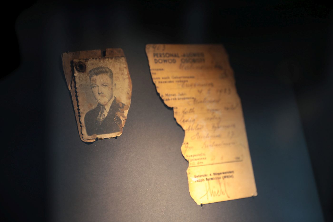 Wizyta prezesa IPN dr. Karola Nawrockiego w Mauzoleum Martyrologii Wsi Polskich w Michniowie – 15 września 2021. Fot. Mikołaj Bujak (IPN) Wizyta prezesa IPN dr. Karola Nawrockiego w Mauzoleum Martyrologii Wsi Polskich w Michniowie – 15 września 2021. Fot. Mikołaj Bujak (IPN)